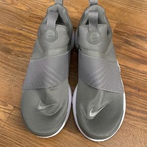 Nike Presto Extreme (GS). Size 6Y. Dark Olive Green.